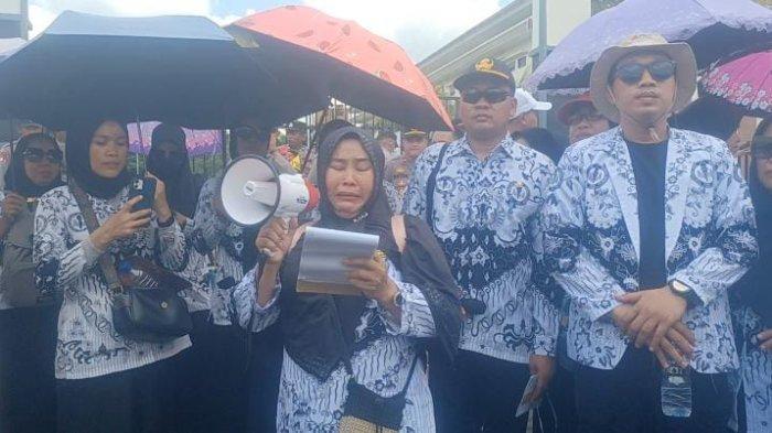 Tangis Made Adriningsih tak terbendung saat membacakan pernyataan sikap terkait kasus guru Supriyani di Konawe Selatan, Sulawesi Tenggara (Sultra). Penyataan sikap tersebut dibacakannya di depan Pengadilan Negeri atau PN Andoolo, Kabupaten Konsel, Provinsi Sultra, pada Senin (28/11/2024) siang.