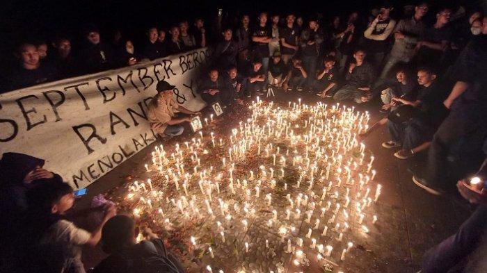 Sejumlah mahasiswa lintas kampus di Kota Kendari, Provinsi Sulawesi Tenggara (Sultra) melakukan aksi bakar lilin hingga doa bersama. Mereka tergabung dalam Keluarga Besar Randi dan Yusuf Kardawi menggelar aksinya di Bundaran Tugu UHO, pada Jumat (23/9/2022) malam.