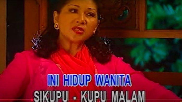LAGU TITIEK PUSPA- Tangkapan layar music video atau MV Titiek Puspa yang menyanyikan lagu Kupu-Kupu Malam. Lagu ini dirilis pada tahun 1991 diangkat dari sebuah kisah nyata yang dialami langsung sang penyanyi.
