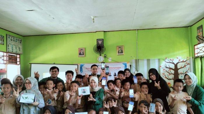 Perdana Tim PKM UMI melakukan perkenalan aplikasi bernama NationalHeroAR.App kepada puluhan siswa siswi SD Inpres Tamamaung 2 Makassar, Sulawesi Selatan (Sulsel), hari Sabtu (19/08/2023) pukul 09.00 hingga 12.00 WITA. Sebanyak 27 orang siswa kelas V SD dan 12 orang guru dan Kepala Sekolah diperkenalkan mengenai aplikasi yang berisikan tentang pahlawan nasional.