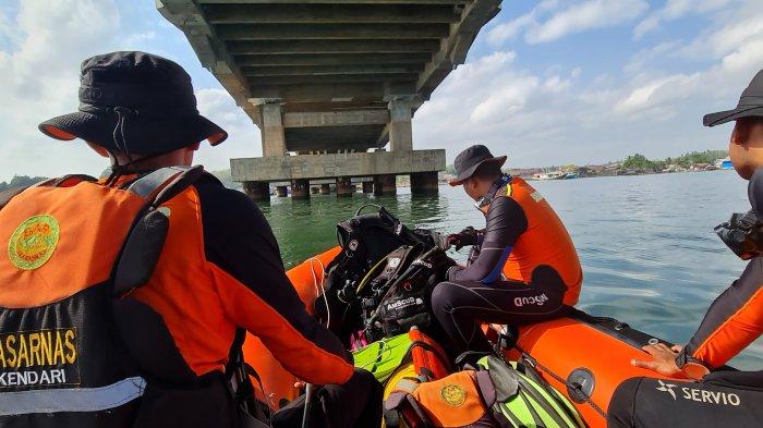Tim SAR Gabungan melanjutkan pencarian korban jatuh di Jembatan Teluk Kendari (JTK), Kota Kendari, Sulawesi Tenggara, Rabu (11/10/2023). Pencarian korban yang jatuh di jembatan yang juga dikenal dengan nama Jembatan Bahteramas tersebut dilanjutkan mulai pukul 06.30 wita.