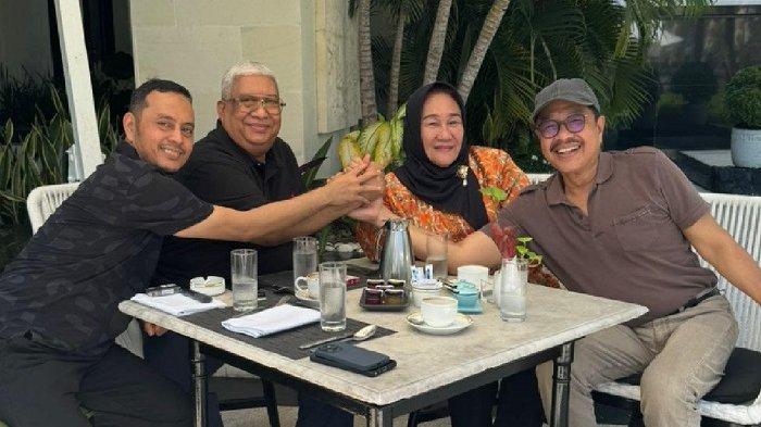 Tina Nur Alam dan Ali Mazi salam komando saat bertemu di Intercontinental Jimbaran Bali, pada Sabtu (11/5/2024). Tina ditemani sang suami Nur Alam dalam pertemuan yang berlangsung di sela kegiatan Dewan Pimpinan Pusat (DPP) Nasdem tersebut. Nur Alam dan Ali Mazi yang sama-sama merupakan mantan Gubernur Sulawesi Tenggara juga tampak bersalam komando bersama Tina.