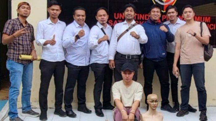 Video Popo dan patung 21 detik viral di Twitter hingga buat seleb TikTok Popo Barbie asal Kerinci, Jambi, tersebut ditangkap polisi. Dalam video viral tersebut memperlihatkan sosok seorang pria melakukan adegan tak senonoh.