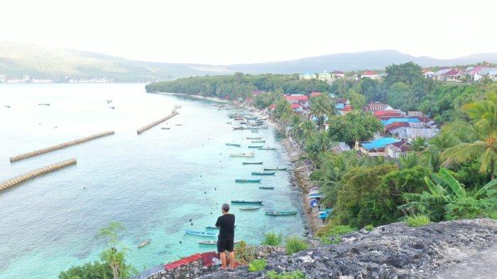 Cahaya dari ufuk barat berangsur jingga. Pancarannya menimpa permukaan laut menciptakan pendar-pendar cahaya bernuansa romantis. Silih berganti orang-orang datang, berfoto ria. Mengabadikan momen matahari terbenam di salah satu pesisir di kawasan Pulau Buton itu. Suasana itu akan terus berlangsung hingga malam hari.