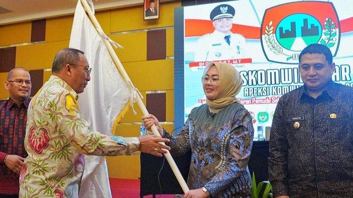 WALI KOTA KENDARI - Wali Kota Kendari, Siska Karina Imran saat menerima mandat sebagai Ketua Asosiasi Pemerintah Kota Seluruh Indonesia (APEKSI) Wilayah VI periode 2025-2028 di Makassar Sulawesi Selatan (Sulsel), Rabu (24/4/2025). (Istimewa)