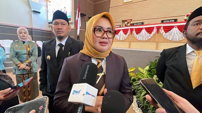 WALI KOTA KENDARI - Wali Kota Kendari, Siska Karina Imran saat diwawancarai usai mengikuti Rapat Paripurna DPRD dalam rangka Penyampaian Pidato Sambutan Perdana Wali Kota Kendari 2025-2030 di Kantor DPRD Kota Kendari, Rabu (5/3/2025). Siska menyebut isu sampah dan banjir di Kota Kendari, Provinsi Sulawesi Tenggara (Sultra) menjadi fokus utama.