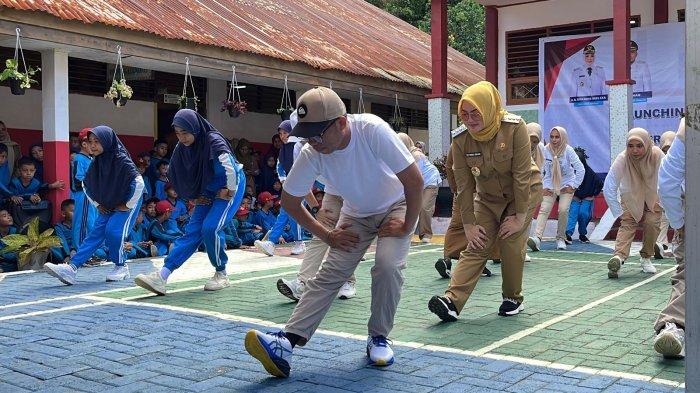 SENAM LULO BUGAR - Wali Kota Kendari, Siska Karina Imran saat mengikuti Senam Lulo Bugar di halaman SDN 26 Kendari bersama belasan murid dan guru, Selasa (22/4/2025).