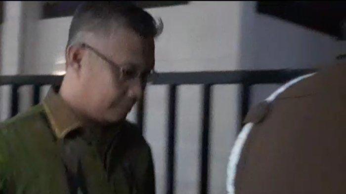 Wali Kota Kendari Sulkarnain Kadir menghadiri panggilan Kejaksaan Tinggi Sulawesi Tenggara atau Kejati Sultra, Rabu (23/08/2023) malam. Sulkarnain menghadiri panggilan pemeriksaan sebagai tersangka dalam kasus perizinan PT Midi Utama Indonesia atau Alfamidi.