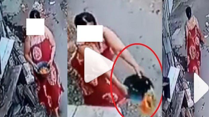 Terungkap alasan emak-emak siram air kencing satu baskom ke tetangga. Aksinya tersebut terekam kamera CCTV dan viral di media sosial. Ternyata permasalahan yang terjadi diantara keduanya sudah terjadi sejak tahun 2017. Namun sampai saat ini, rasa sakit hati terus ada sampai akhirnya melakukan hal viral tersebut.