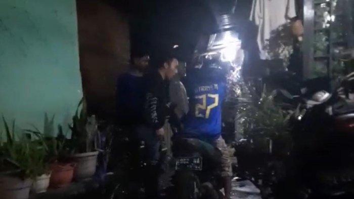 Fakta anak Ketua DPRD Ambon, Ely Toisuta (kanan), Abdi Toisuta (kiri), diduga aniaya remaja 15 tahun berinisial RSS hingga tewas. Simak kronologi, dugaan penyebab, serta sosok korban dan pelaku penganiayaan dalam video viral yang sebelumnya beredar di media sosial (medsos).