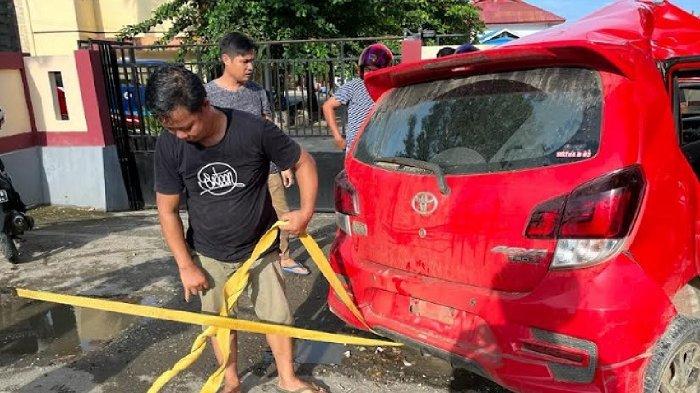 Inilah detik-detik kecelakaan maut mobil Toyota Agya di Jalan Pemuda, Kelurahan Tahoa, Kabupaten Kolaka, Sulawesi Tenggara (Sultra). Insiden kecelakaan maut tersebut terjadi pada hari Sabtu (1/7/2023), sekitar pukul 1.00 WITA.