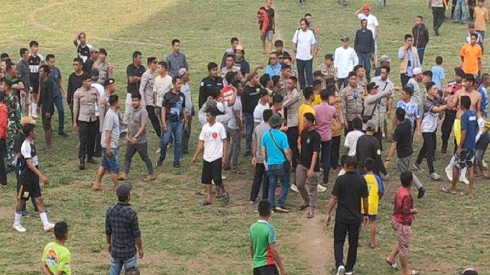 Inilah detik-detik kekacauan pertandingan bola DPRD Cup di Kecamatan Kolaka, Kabupaten Kolaka, Provinsi Sulawesi Tenggara (Sultra). Peristiwa itu, terjadi saat babak 3 besar DPRD Cup yang berlangsung di lapangan Gelora 45, Kelurahan Lalombaa, Kabupaten Kolaka, Sultra, Selasa (5/12/2023) sekitar pukul 5.00 WITA. 