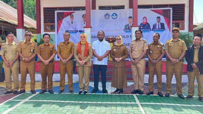 FOTO BERSAMA - Wali Kota Kendari, Siska Karina Imran, DPRD Kota Kendari, Kepala Dinas Pendidikan dan Kebudayaan Kota Kendari melakukan sesi foto bersama dengan pihak SDN 26 Kendari dalam kegiatan Launching Senam Lulo Bugar dan Pemberian Makan Bergizi Gratis (MBG), Selasa (22/4/2025).