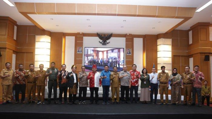 Kantor Perwakilan Bank Indonesia (BI) Sulawesi Tenggara (Sultra) membantu mengembangkan kain tenun untuk mendorong perekonomian di Sultra.