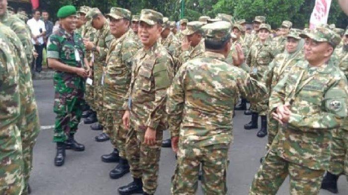 GUBERNUR ASR- Gubermur Sulawesi Tenggara, Andi Sumangerukka, saat ikut retret kepala daerah di Magelang. Gaya Gubernur Sultra Andi Sumangerukka yang memakai pakaian Komponen Cadangan (Komcad) dari foto yang diperoleh TribunnewsSultra.com, Jumat (21/2/2025).