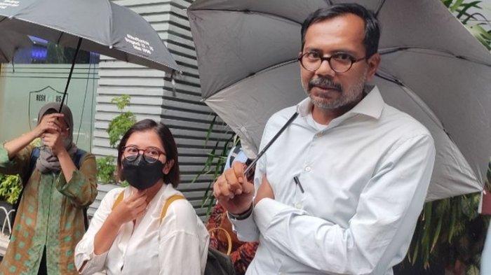 Aktivis Haris Azhar dan Koordinator KontraS, Fatia Maulidiyanti seusai diperiksa penyidik Polda Metro Jaya pada Selasa (18/1/2022).
