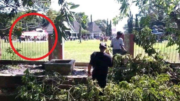 Detik-detik ibu dan anak tertimpa dahan pohon trembesi diduga saat helikopter Presiden Jokowi mendarat di Kabupaten Muna, Sulawesi Tenggara (Sultra). Helikopter yang ditumpangi Presiden Joko Widodo mendarat di sekitar Lapangan Alun-Alun Kota Raha, pada Senin (13/05/2024) pagi sekitar pukul 09.08 wita.