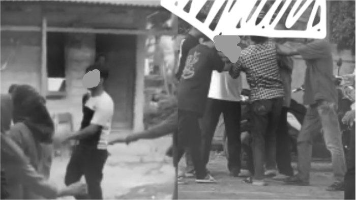 Berikut ini video viral seorang pemuda di Pulau Kaledupa, Wakatobi, Sulawesi Tenggara (Sultra) berlumuran darah pada bagian sebelah dadanya. Rekaman video viral tersebut beredar pada Sabtu (13/4/2024) di berbagai platform media sosial Facebook hingga WhatsApp.