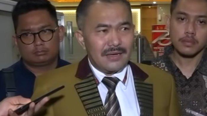 Pengacara Keluarga Brigadir J Kamaruddin Simanjuntak saat datang ke Bareskrim Polri pada Selasa (2/8/2022) dalam rangka pemeriksaan sebagai pelapor kasus dugaan pembunuhan berencana terhadap Brigadir J.