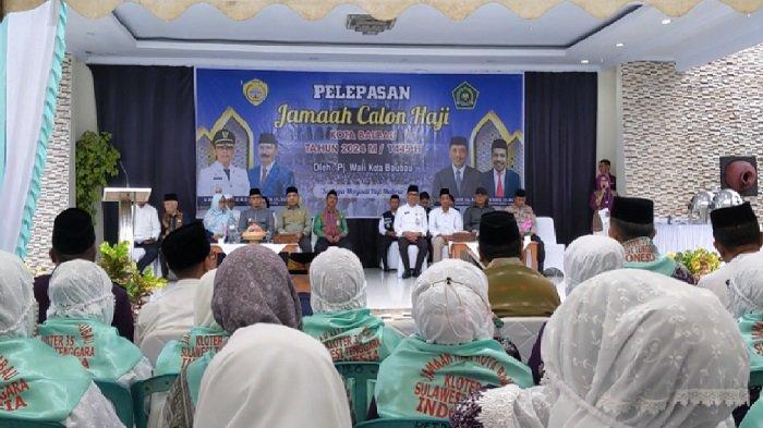 Kementerian Agama Kota Baubau, Sulawesi Tenggara(Sultra) melepas 142 calon jemaah haji yang terdiri dari 86 wanita dan 56 pria termasuk PJ Walikota Baubau, Sabtu(1/6/2024). 
 