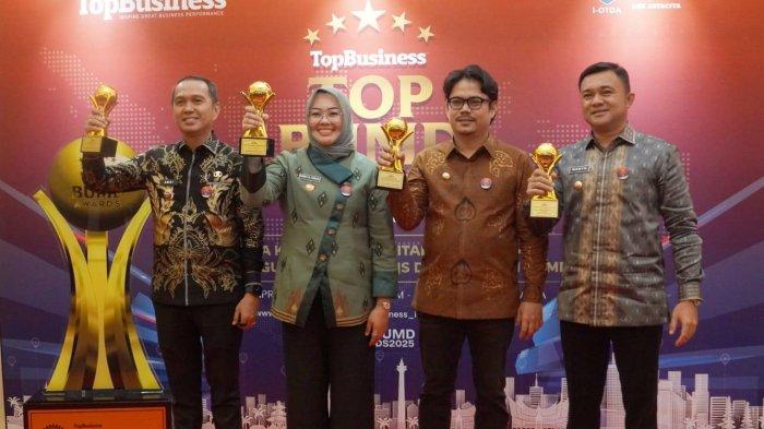 BUMD AWARD 2025 : Momen sejumlah kepala daerah di Sulawesi Tenggara (Sultra) di acara penghargaan Top Pembina BUMD 2025 di Hotel Raffles, Kuningan, Jakarta, pada Senin, 28 April 2025. Penghargaan pada puncak Top BUMD Awards 2025 tersebut masing-masing diterima oleh Gubernur Sultra Andi Sumangerukka, Wali Kota Kendari Siska Karina Imrna, Bupati Konawe Yusran Akbar, Bupati Konawe Kepulauan (Konkep) Rifqi Saifullah Razak, dan Bupati Kolaka Timur (Koltim) Abd Azis.