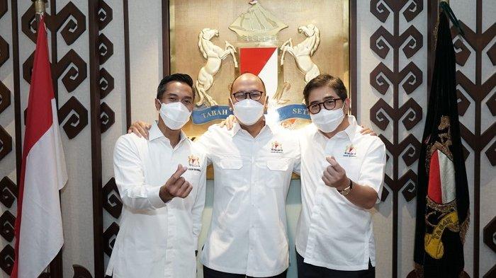 Ketua Umum Kadin Indonesia Arsjad Rasjid (kiri) dan mantan Ketua Umum Kadin Rosan Roeslani (tengah).