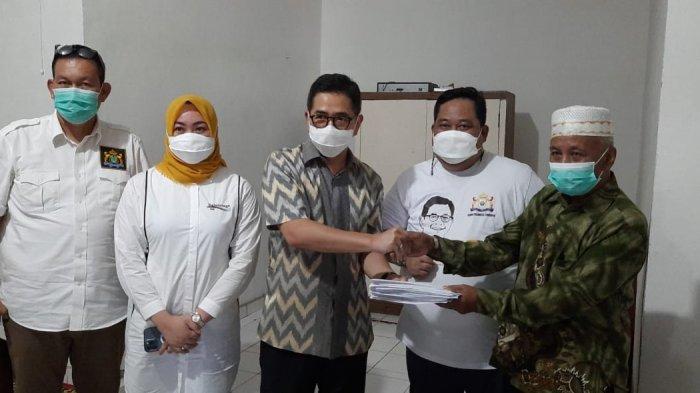 Ketua Umum Kadin Indonesia, Arsjad Rasjid (tengah, baju batik).