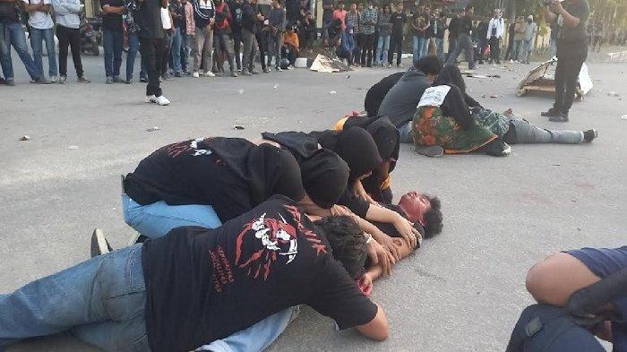 Puluhan mahasiswa Fakultas Teknik Universitas Halu Oleo (UHO) Kendari menggelar aksi teatrikal di depan Kantor Kepolisian Daerah (Polda) Sulawesi Tenggara (Sultra), Selasa (26/9/2023). Aksi tetrikal untuk memperingati insiden tewasnya Randi dan Yusuf saat demonstrasi penolakan RUU KUHP di DPRD Sultra, 26 September 2019 lalu.