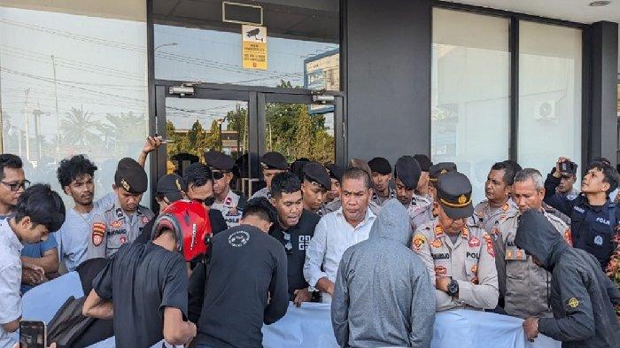 Sejumlah massa aksi boikot McD Kendari masih bertahan hingga memasuki sore hari, Senin (30/10/2023).