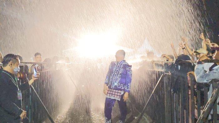 Berikut ini momen Bupati Konawe Utara, Ruksamin basah kuyup saat seru-seruan bareng masyarakat Konawe Utara kala Tipe-X band tampil. Tipe-X ban turut memeriahkan Festival Konasara yang resmi dibuka Ruksamin dengan empat kali pukulan gong di panggung utama Bundaran CBD Wanggudu, Konawe Utara, Sulawesi Tenggara (Sultra), Sabtu (31/12/2023) malam.