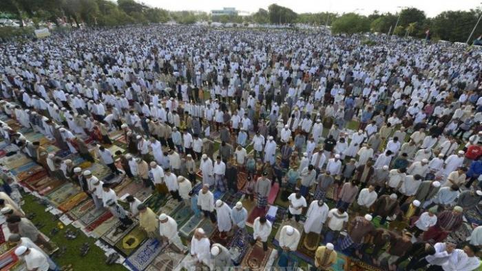 Berikut 7 amalan sunnah pada pelaksanaan sholat Idul Fitri, mulai mengumandangkan takbir, mandi sebelum salat Ied hingga berjalan kaki menuju lokasi salatnya. Umat Muslim akan menunaikan salat Idul Fitri 2024 pada Rabu (10/04/2024) hari ini.(foto ilustrasi)
