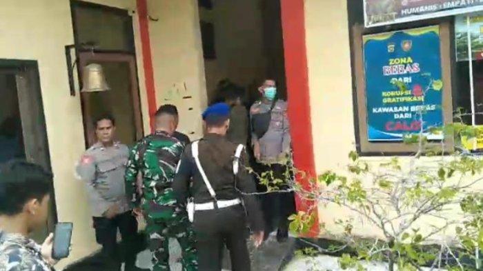 OKNUM TNI- Dua oknum Tentara Nasional Indonesia (TNI) diduga melakukan penganiayaan di Muna Barat Sulawesi Tenggara (Sultra) saat digiring menemui Dandrem 143/HO, Brigjen TNI Raden Wahyu Sugiarto di Mako Polres Muna, Selasa (1/4/2025).