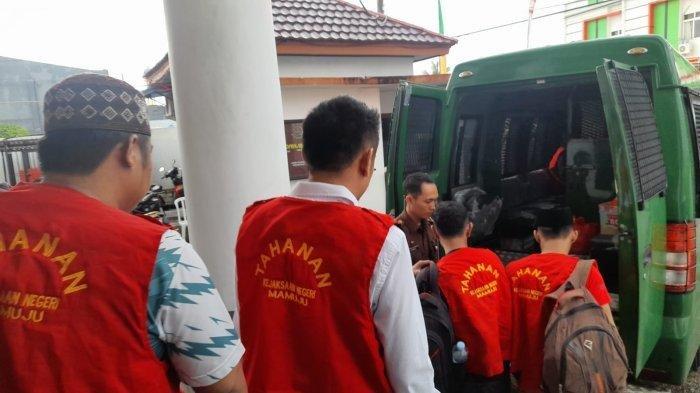 Kasus penipuan tambang nikel Kolaka Utara, Sulawesi Tenggara (Sultra), pengusaha pertambangan Bombana ditahan di Mamuju, Sulawesi Barat (Sulbar). Pengusaha perempuan berinisial PZ dalam kasus pertambangan nikel di Kabupaten Kolut, Provinsi Sultra, ini juga merupakan bakal calon anggota legislatif atau caleg DPRD Sulawesi Selatan (Sulsel). Selain PZ, kasus investasi bodong tambang yang sudah dilimpahkan ke Kejaksaan Negeri (Kejari) Mamuju, Provinsi Sulbar, tersebut juga menyeret pria berinisial APT.