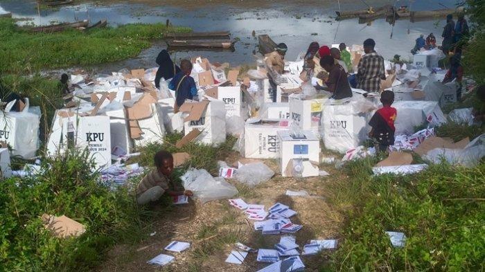 Terungkap penyebab pembakaran surat suara Pemilu 2024 hingga kotak suara dibongkar di Kabupaten Paniai, Papua Tengah, dalam video viral media sosial. Peristiwa dalam video yang viral di medsos tersebut terjadi pada Minggu (11/02/2024) dan Senin (12/02/2024).