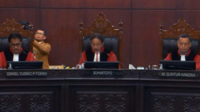 Lima perkara sengketa hasil Pemilihan Legislatif atau Pileg 2024 di Sulawesi Tenggara (Sultra) mulai disidangkan Mahkamah Konstitusi (MK). Sidang hasil Pemilu 2024 pada Kamis (02/05/2024) mulai pukul 13.30 tersebut dengan agenda Pemeriksaan Pendahuluan di Ruang Sidang Panel 1 di Lantai 2 Gedung I MK. Untuk Panel 1, Majelis Hakim Panel yang memimpin adalah Ketua Mahkamah Konstitusi Suhartoyo.