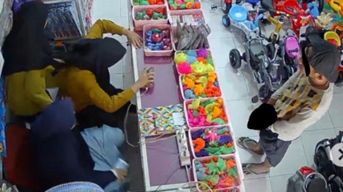  Seorang pria yang sempat viral di media sosial karena perlihatkan jenis kelaminnya kini sudah diamankan jajaran kepolisian sektor atau Polsek Poasia, Kendari, Sulawesi Tenggara (Sultra). 
Pria yang belum diketahui identitasnya sudah berada di Polsek Poasia. Hal tersebut disampaikan Kasatreskrim Polresta Kendari AKP Fitrayadi, Sabtu (30/9/2023).