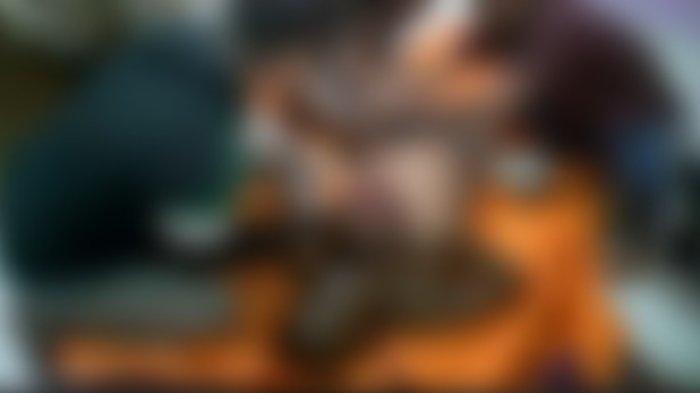  Seorang pria berinisial AM (53) di Kelurahan Liabuku, Kelurahan Bungi Kota Baubau, Sulawesi Tenggara (Sultra) ditemukan tewas dengan kondisi terbakar. Korban ditemukan tewas dengan kondisi tubuh nyaris hangus terbakar setelah sebelumnya meminta izin membakar lahan kebun miliknya. Korban ditemukan tewas sekira pukul 17.40 wita pada Kamis (28/9/2023).