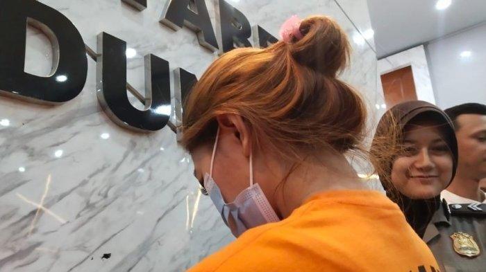 Berikut profil Areta Febiola alias AF sosok selebgram Bandung ditangkap polisi, video viral TikTok melalui akunnya sudah disukai 5,6 juta kali. Pemilik akun Instagram @aretaaaw tersebut ditetapkan jadi tersangka karena diduga mempromosikan atau endorse situs judi online.