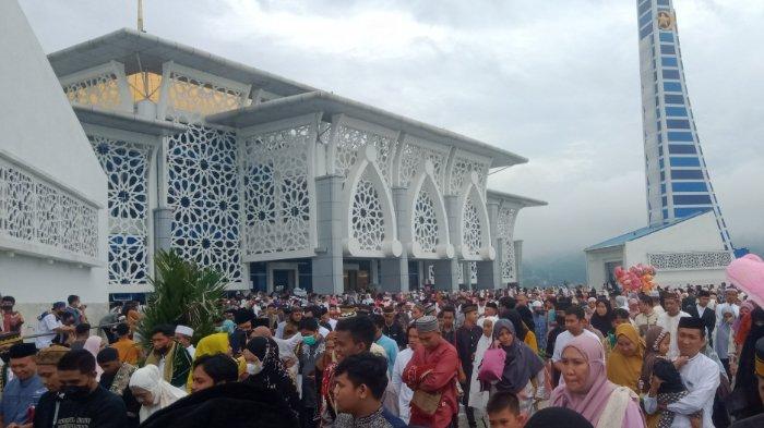 SHOLAT IDUL ADHA - Suasana usai pelaksanaan salat Idul Adha 2022 di Masjid Al Alam Kendari, Kota Kendari, Provinsi Sulawesi Tenggara (Sultra), pada Minggu (10/07/2022). Ribuan jamaah memadati salat Ied di masjid terapung yang berada di Teluk Kendari tersebut.