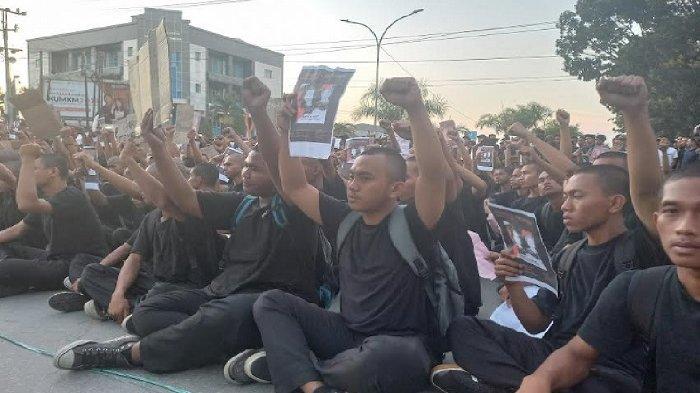 Puluhan mahasiswa Fakultas Teknik Universitas Halu Oleo (UHO) Kendari menggelar aksi teatrikal di depan Kantor Kepolisian Daerah (Polda) Sulawesi Tenggara (Sultra), Selasa (26/9/2023). Aksi tetrikal untuk memperingati insiden tewasnya Randi dan Yusuf saat demonstrasi penolakan RUU KUHP di DPRD Sultra, 26 September 2019 lalu.