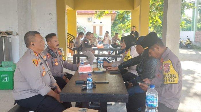 Situasi tim Polres Wakatobi tengah mengamankan rapat pleno hasil rekapitulasi Komisi Pemilihan Umum atau KPU Pemilu 2024. Rapat tersebut digelar di Hotel Wisata, Kecamatan Wangiwangi, Kabupaten Wakatobi, Sulawesi Tenggara (Sultra), Kamis (7/3/2024) pagi. 