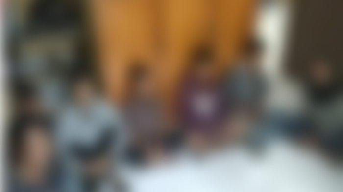 Kepolisian Sektor atau Polsek Wangiwangi Selatan (Wangsel) menangkap tujuh orang pelaku penganiayaan terhadap seorang wanita di Wakatobi, Sulawesi Tenggara (Sultra). Penangkapan tersebut dilakukan pada, Kamis (5/10/2023) petang. 