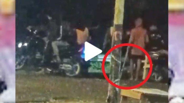 Sebanyak tiga pemuda yang diduga melakukan konvoi motor bersenjata tajam dalam video viral TikTok di Kendari, Sulawesi Tenggara, diamankan polisi. Tiga pemuda diamankan petugas kepolisian dari Tim Patroli Perintis Presisi Direktorat Samapta Kepolisian Daerah atau Polda Sultra, Jumat (25/08/2023) tengah malam lalu.