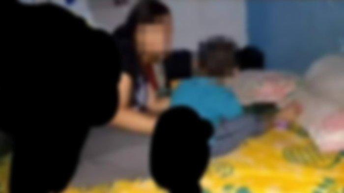 Terungkap video viral ibu dan anak baju biru durasi 7 menit, sosok, kronologi, motif ibu muda lecehkan anak kandung usia 5 tahun diungkap polisi. Sosok ibu rekam video asusila bersama bocah berbaju biru sebelumnya viral di media sosial (medsos).