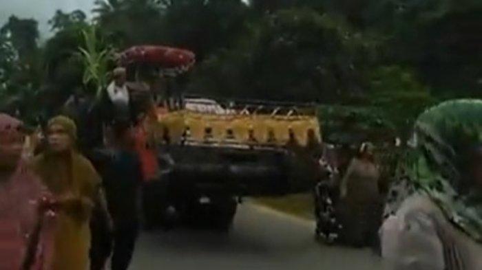 Beredar video viral pengantin pria mengendarai mesin panen padi ke rumah mempelai wanita di Kabupaten Bombana, Sulawesi Tenggara (Sultra). Momen unik pernikahan dengan mesin yang dikenal dengan ‘oto passangki’ tersebut berlangsung di Desa Rompu-Rompu, Kecamatan Poleang Utara, pada Minggu (21/07/2024).