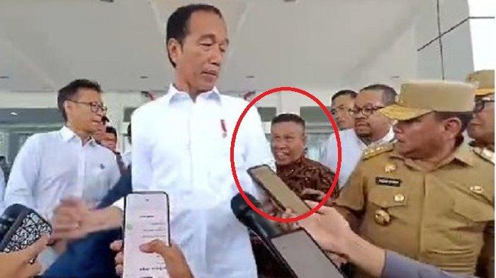 Beredar video viral pria di Kabupaten Konawe, Provinsi Sulawesi Tenggara (Sultra), nekat menarik Presiden Jokowi saat sesi wawancara di RS Konawe, pada Selasa (15/5/2024).