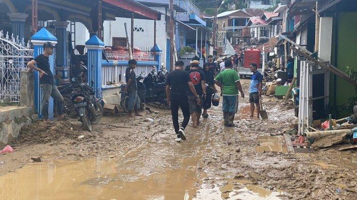 Masyarakat terdampak banjir luapan sungai Lasolo, Kelurahan Sanua, Kecamatan Kendari Barat, Kota Kendari, Provinsi Sulawesi Tenggara (Sultra), tengah membersihkan rumah akibat endapan lumpur, Kamis (7/3/2024).