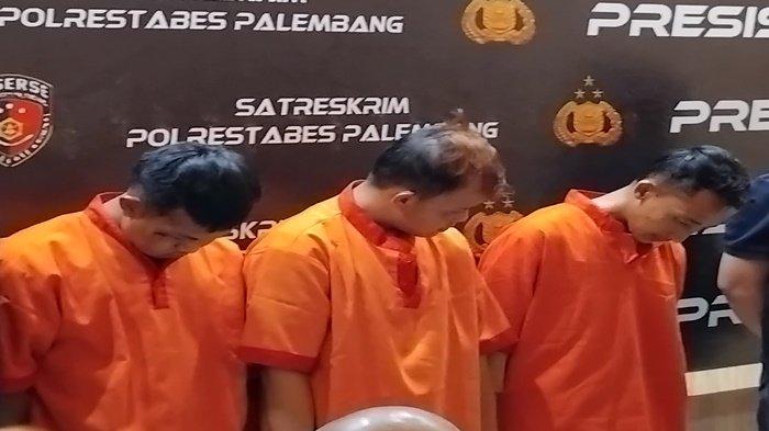 BEGAL -- Tiga dari tujuh begal bermobil Sigra dihadirkan dalam rilis tersangka di Polrestabes Palembang, Selasa (4/3/2025). Satu orang dari komplotan ini ditembak mati polisi, sedangkan tiga orang lainnya masih buron.