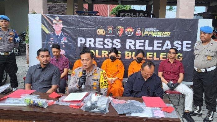 BARANG BUKTI - Kapolres Buleleng, AKBP Ida Bagus Widwan Sutadi (dua dari kiri) menunjukkan barang bukti alat yang digunakan pelaku untuk menganiaya Pande Gede Putra, dalam pers release yang digelar Kamis (13/2/2025)