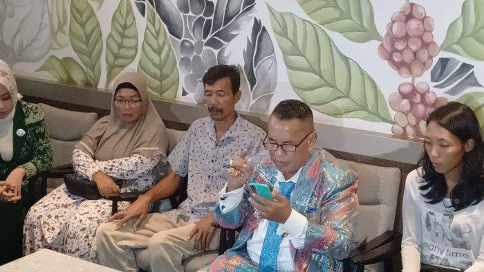 Hotman Paris dan Keluarga Vina Cirebon saat menyampaikan terkait kasus pembunuhan Vina. Berikut ini ada 5 kejanggalan dalam pembunuhan yang terjadi pada 8 tahun lalu.